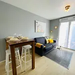 Proche Tram- Parking Prive - 2 Voyageurs *