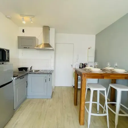 Proche Tram- Parking Prive - 2 Voyageurs Apartment