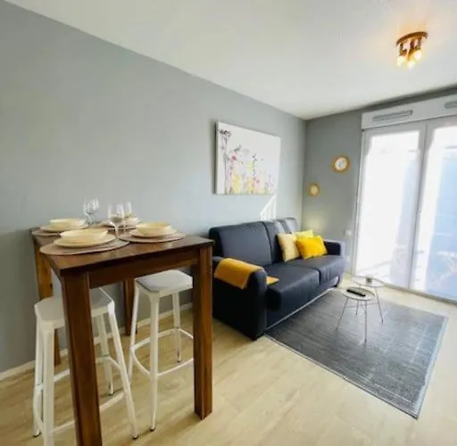 Proche Tram- Parking Prive - 2 Voyageurs *